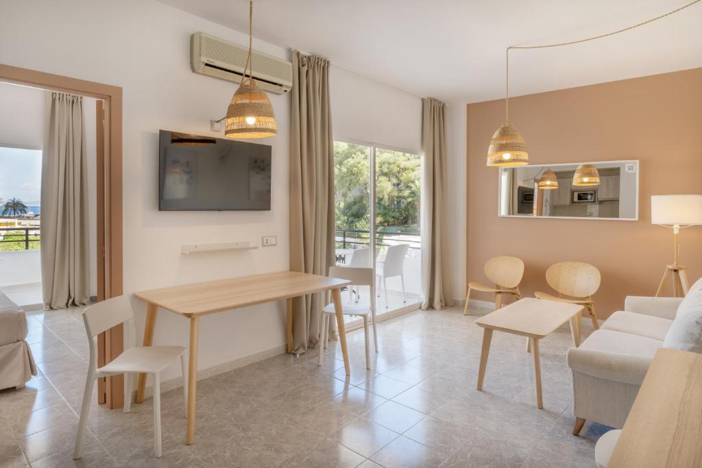 Televízia a/alebo spoločenská miestnosť v ubytovaní Sol Lunamar Palmanova Apartamentos - Adults Only