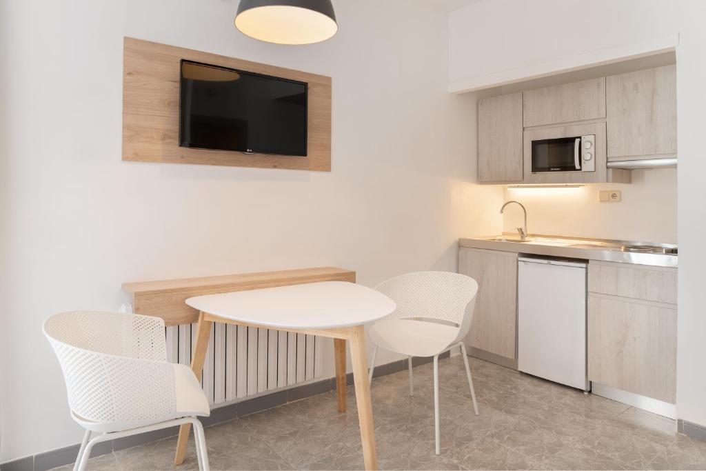 Kuchyňa alebo kuchynka v ubytovaní Sol Lunamar Palmanova Apartamentos - Adults Only
