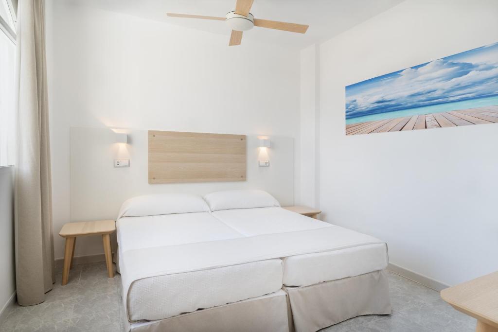 Posteľ alebo postele v izbe v ubytovaní Sol Lunamar Palmanova Apartamentos - Adults Only