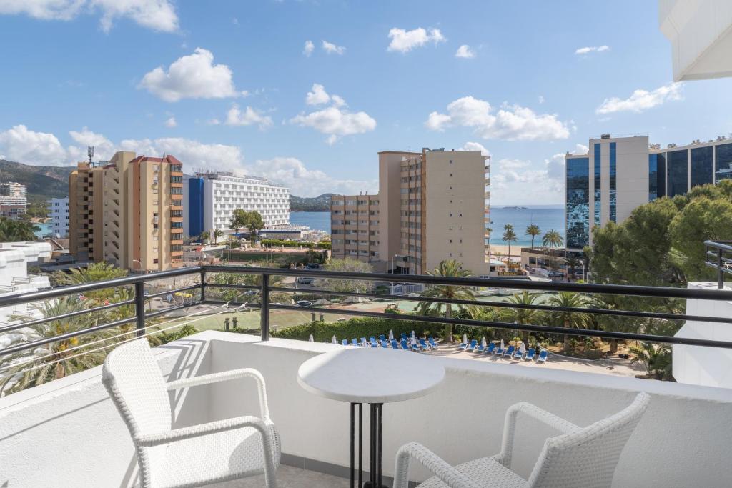 Balkón alebo terasa v ubytovaní Sol Lunamar Palmanova Apartamentos - Adults Only