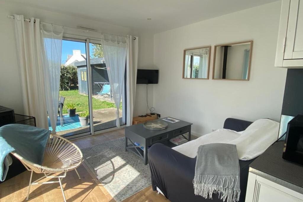 un salon avec un canapé et une table dans l'établissement Côté surf maison ensoleillée à 150m de la plage, à Penmarcʼh