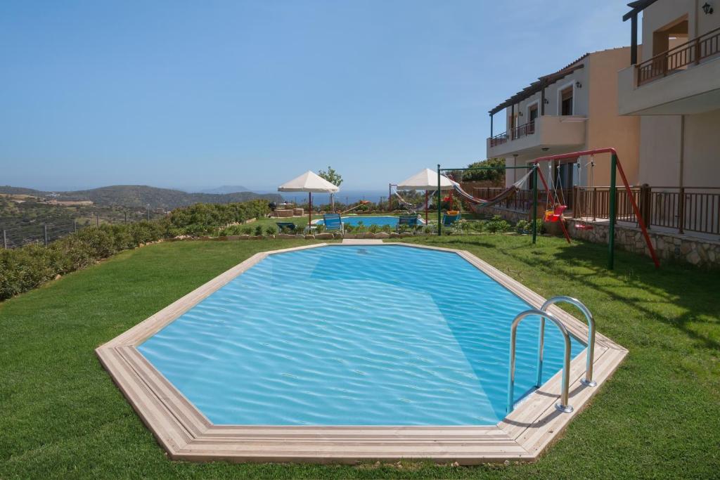 Bazén v ubytování Triopetra Luxury Villas Fournou Lago nebo v jeho okolí