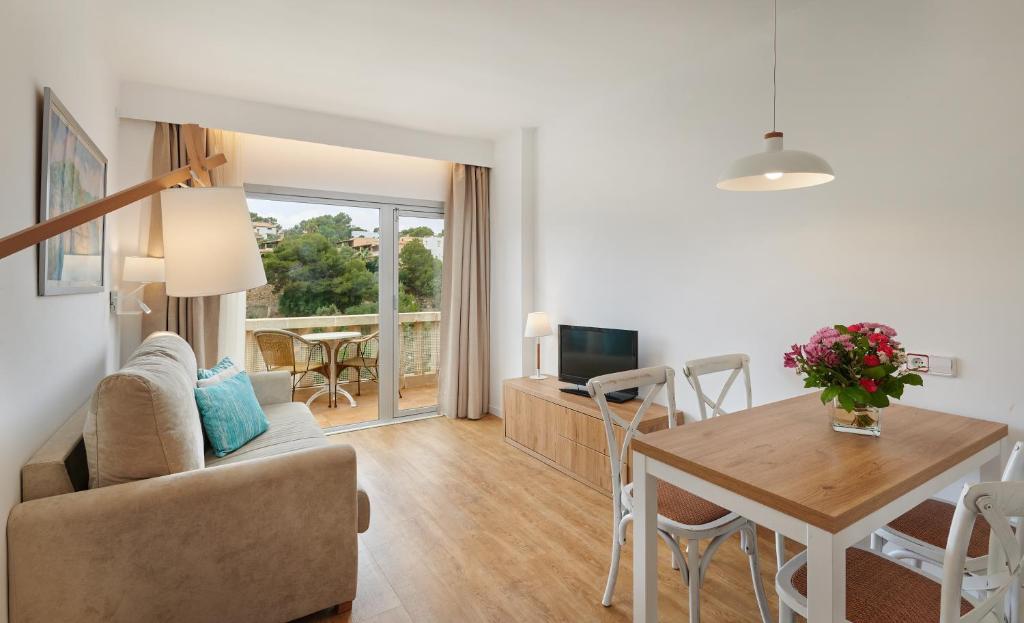 Телевизор и/или развлекательный центр в Hotel Apartamentos Cala Santanyi