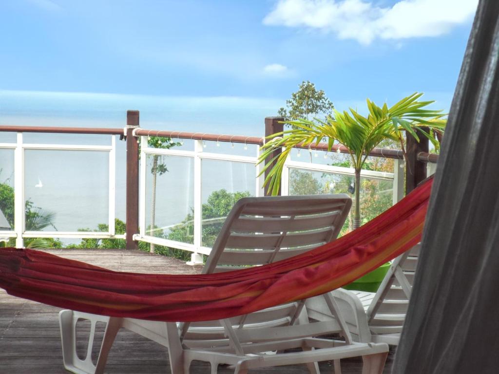 ระเบียงหรือลานระเบียงของ Villa de 2 chambres avec vue sur la mer piscine privee et jardin clos a Pointe noire a 3 km de la plage