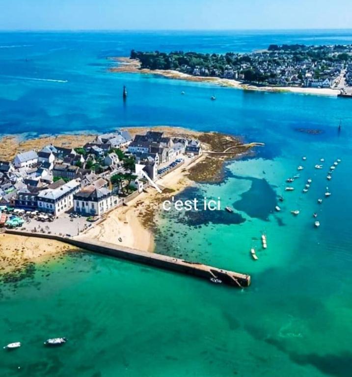 widok z lotu ptaka na plażę z łodziami na wodzie w obiekcie Maison sur le port de l'île Tudy w mieście Île-Tudy