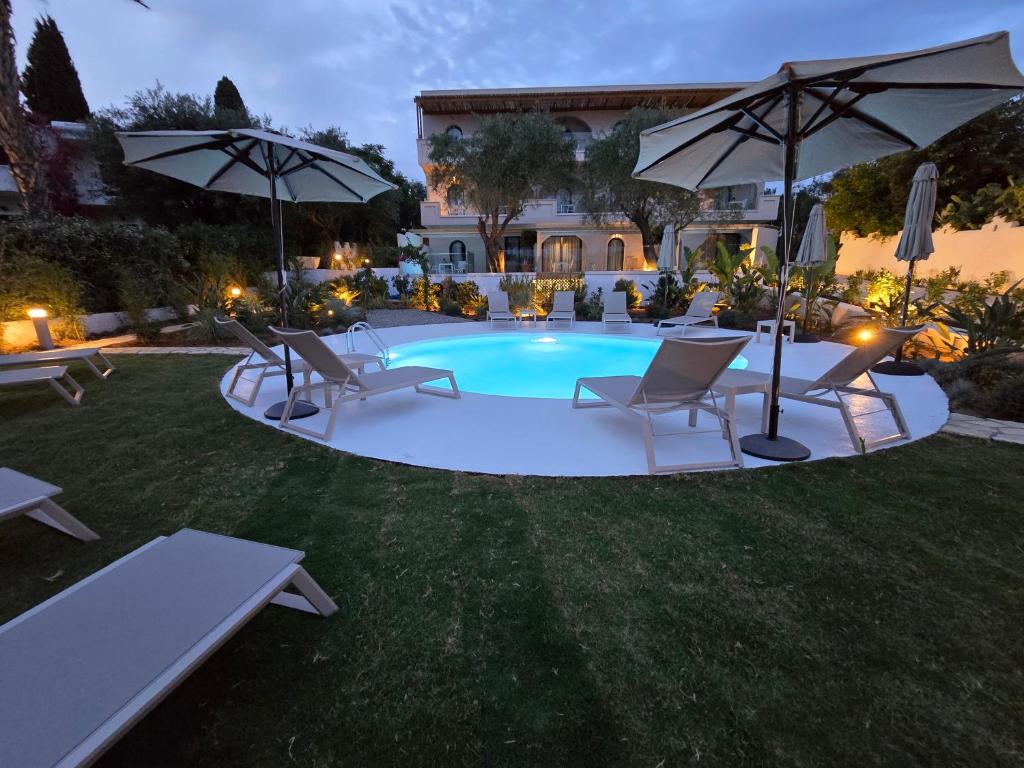 Bazén v ubytování Loadstar Rooms & Suites nebo v jeho okolí