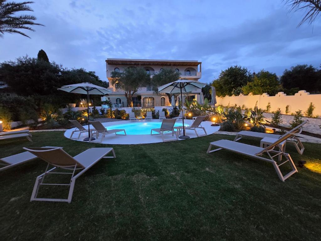Bazén v ubytování Loadstar Rooms & Suites nebo v jeho okolí