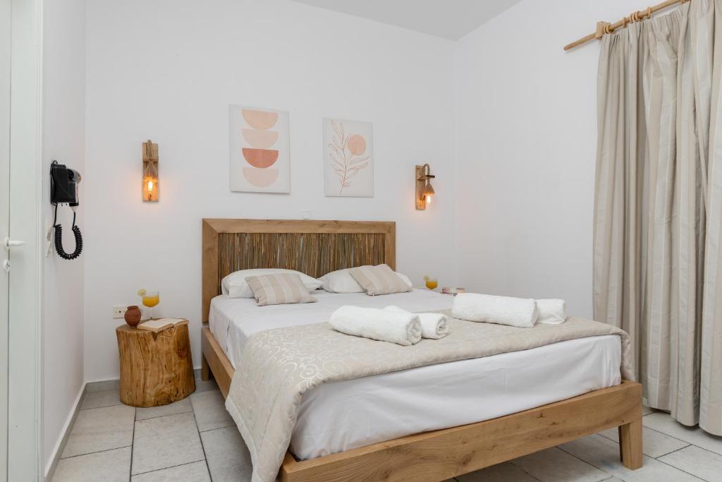 Postel nebo postele na pokoji v ubytování Studios Vrettos Beachfront Hotel