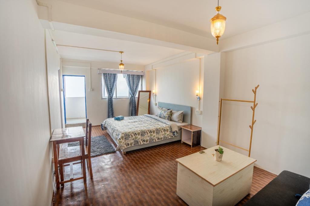 Postel nebo postele na pokoji v ubytování Monratino The snow roost- 10 mins walking distance from mall road- Attached balcony with Kanchenjunga Mountain View-Kitchen available