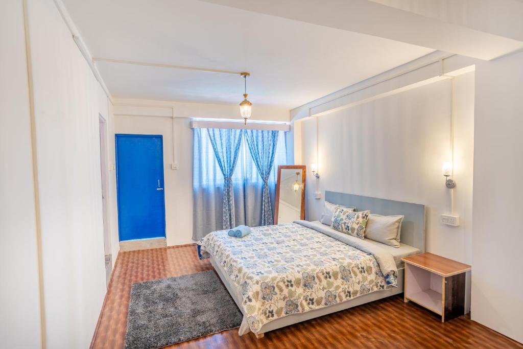 Postel nebo postele na pokoji v ubytování Monratino The snow roost- 10 mins walking distance from mall road- Attached balcony with Kanchenjunga Mountain View-Kitchen available