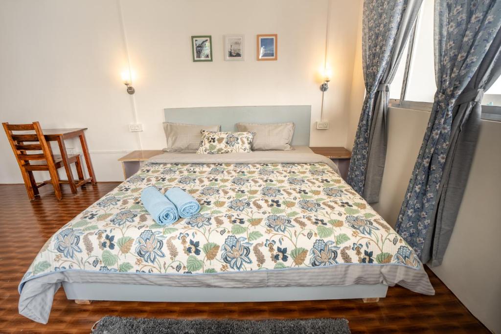 Postel nebo postele na pokoji v ubytování Monratino The snow roost- 10 mins walking distance from mall road- Attached balcony with Kanchenjunga Mountain View-Kitchen available