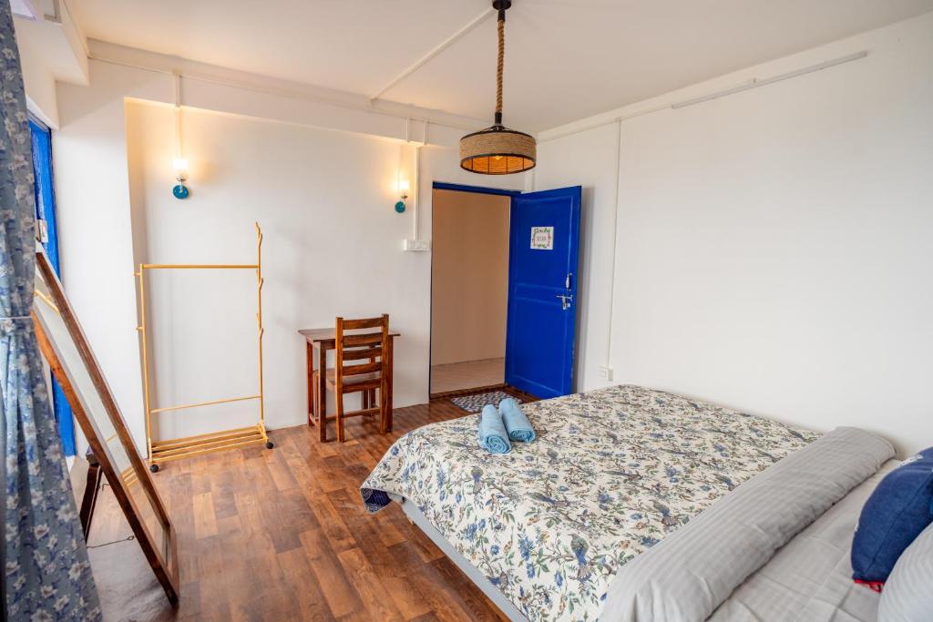 Postel nebo postele na pokoji v ubytování Monratino The snow roost- 10 mins walking distance from mall road- Attached balcony with Kanchenjunga Mountain View-Kitchen available
