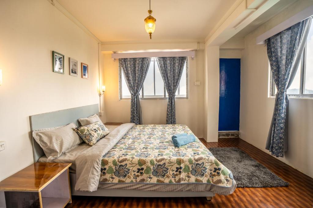 Postel nebo postele na pokoji v ubytování Monratino The snow roost- 10 mins walking distance from mall road- Attached balcony with Kanchenjunga Mountain View-Kitchen available