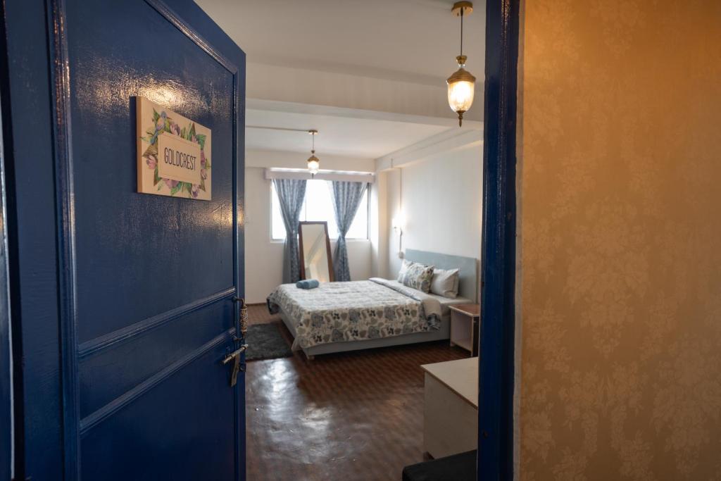 Postel nebo postele na pokoji v ubytování Monratino The snow roost- 10 mins walking distance from mall road- Attached balcony with Kanchenjunga Mountain View-Kitchen available