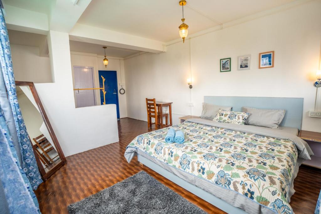 Postel nebo postele na pokoji v ubytování Monratino The snow roost- 10 mins walking distance from mall road- Attached balcony with Kanchenjunga Mountain View-Kitchen available