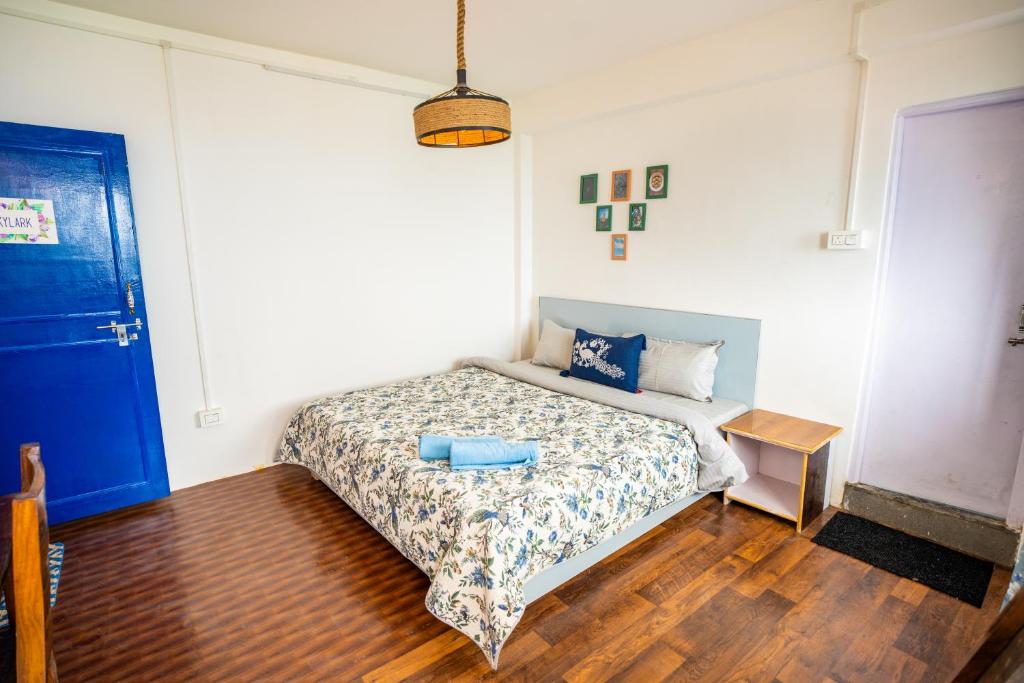 Postel nebo postele na pokoji v ubytování Monratino The snow roost- 10 mins walking distance from mall road- Attached balcony with Kanchenjunga Mountain View-Kitchen available