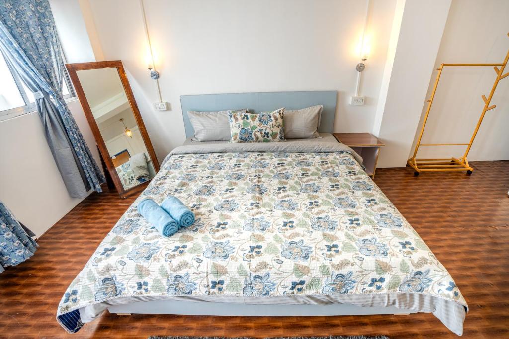 Postel nebo postele na pokoji v ubytování Monratino The snow roost- 10 mins walking distance from mall road- Attached balcony with Kanchenjunga Mountain View-Kitchen available