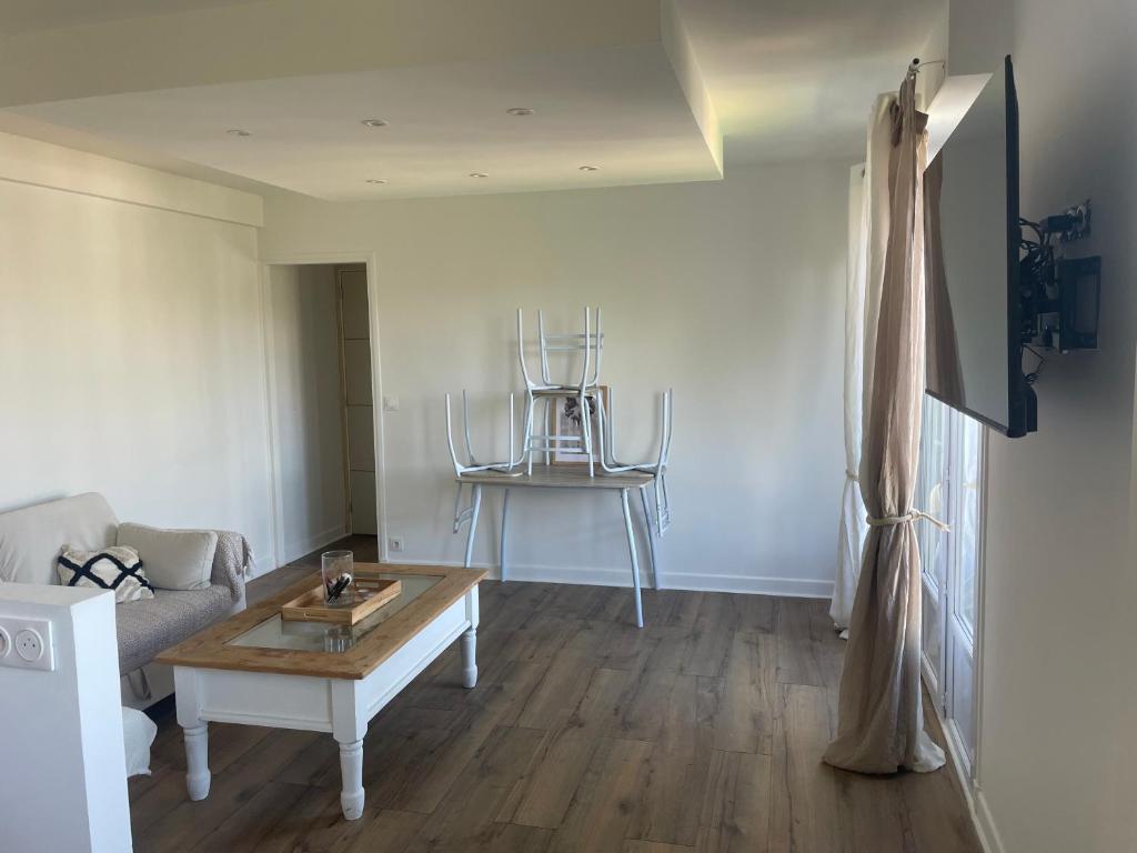 a living room with a couch and a coffee table at Appartement vue cathedrale in Boulogne-sur-Mer