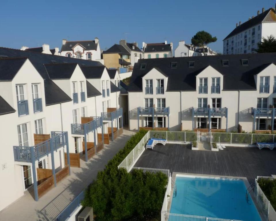 Bazén v ubytovaní DUPLEX VUE MER - Plage à 100m- 4 lits - parking sous sol alebo v jeho blízkosti