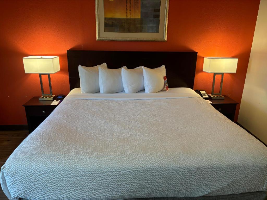 Postel nebo postele na pokoji v ubytování Ramada by Wyndham Newark/Wilmington