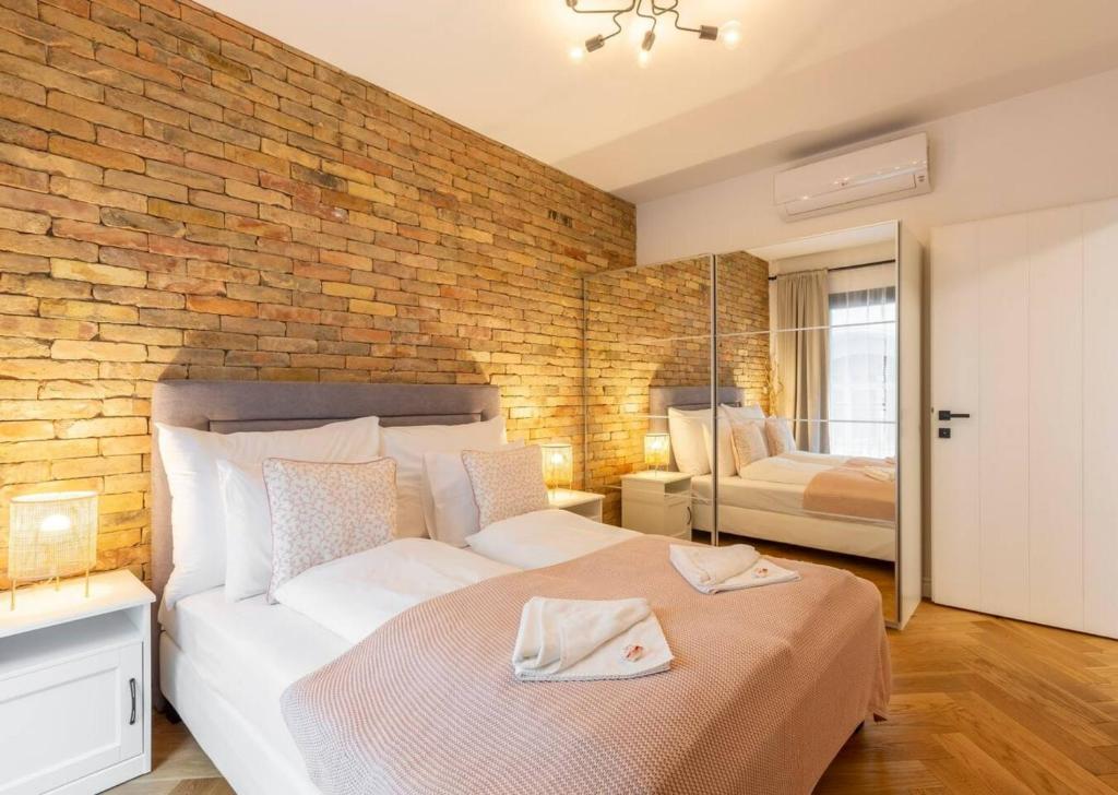 Romantic Home at Center with Garage and Rooftop Pool 1061 Budapest, 40 Király utca kép - 1