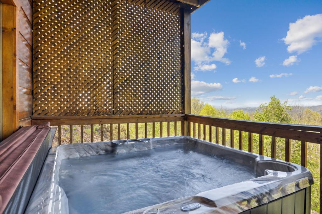 Amazing View Lodge, Your Ultimate 5-Bedroom Cabin Retreat in Sky Harbor Resort - Five-Bedroom House