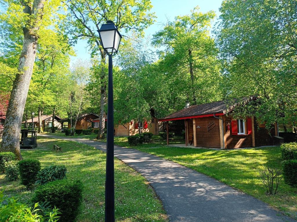 un lampadaire dans l'herbe à côté d'une cabane dans l'établissement Camping le Relais du Léman, à Messery