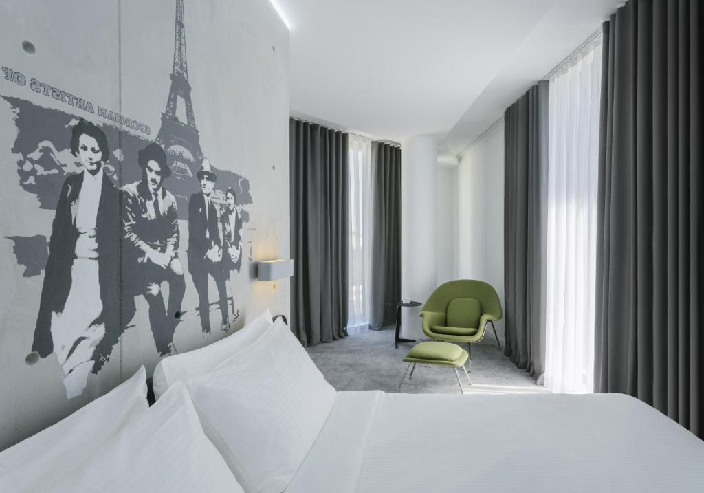 Postel nebo postele na pokoji v ubytování Golden Tulip Design Tbilisi