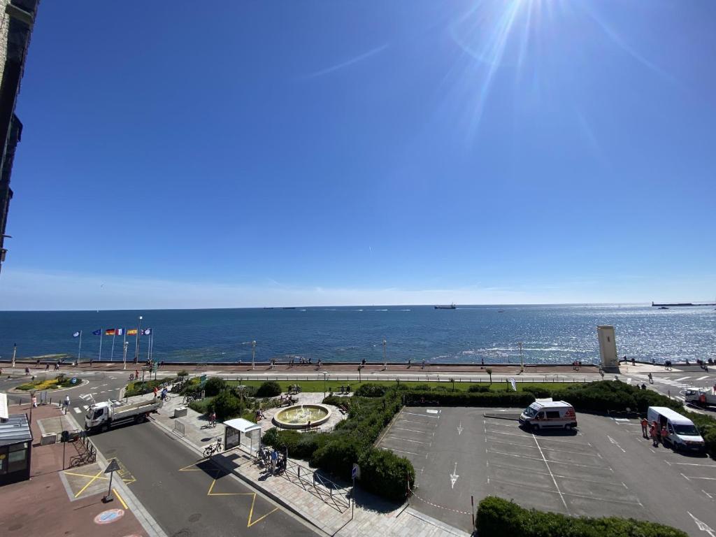 un parking avec l'océan en arrière-plan dans l'établissement Studio face mer - PROCHE PLAGE - Quartier Arago, à Les Sables-dʼOlonne
