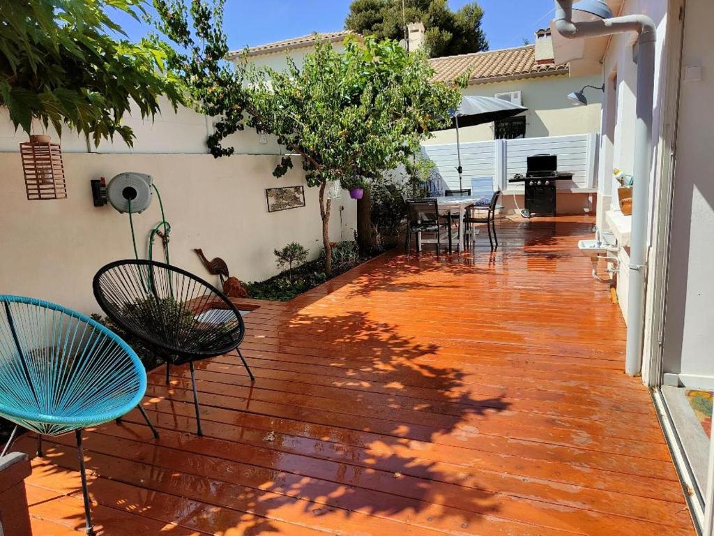 une terrasse avec des chaises et une table dans une maison dans l'établissement Frontignan villa rez de chausée avec exterieur privatif, Plage 4km, à Frontignan