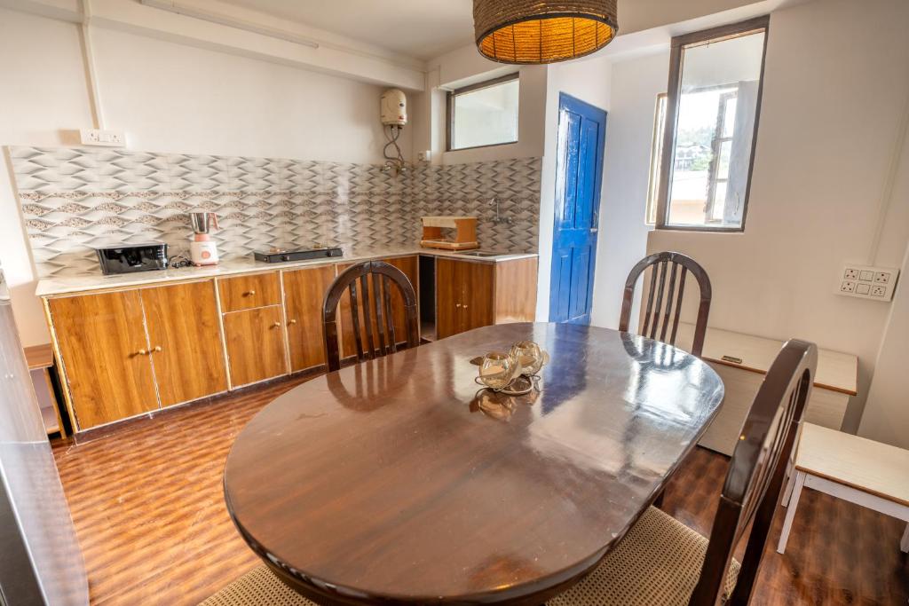 Kuchyň nebo kuchyňský kout v ubytování Monratino The snow roost- 10 mins walking distance from mall road- Attached balcony with Kanchenjunga Mountain View-Kitchen available