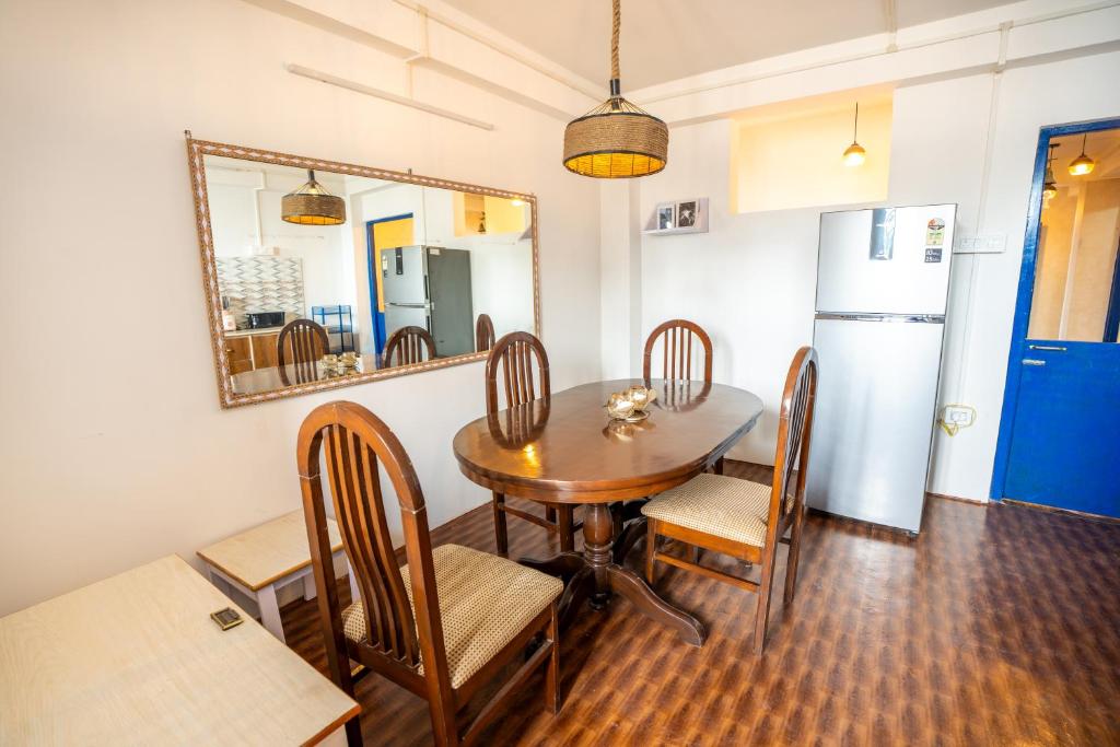 Kuchyň nebo kuchyňský kout v ubytování Monratino The snow roost- 10 mins walking distance from mall road- Attached balcony with Kanchenjunga Mountain View-Kitchen available
