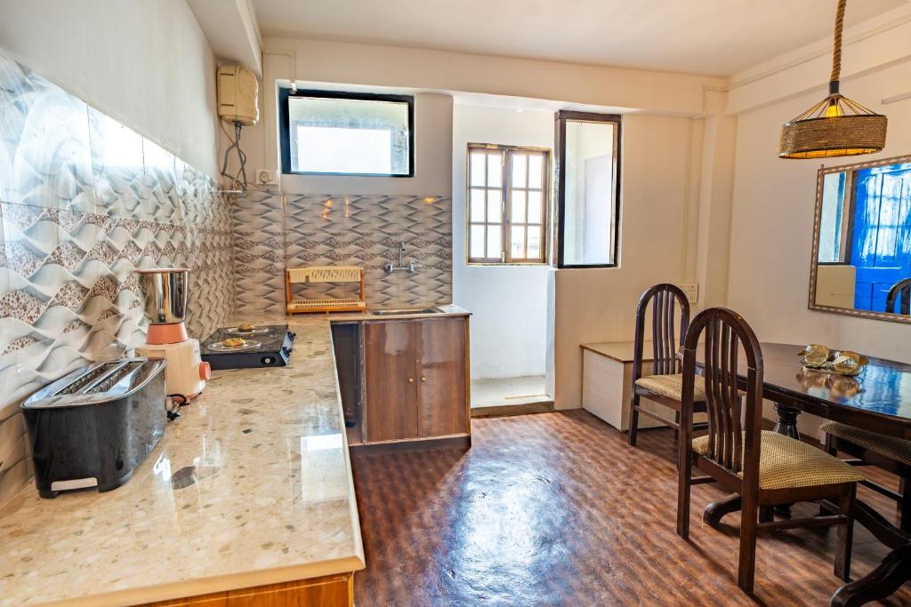 Kuchyň nebo kuchyňský kout v ubytování Monratino The snow roost- 10 mins walking distance from mall road- Attached balcony with Kanchenjunga Mountain View-Kitchen available