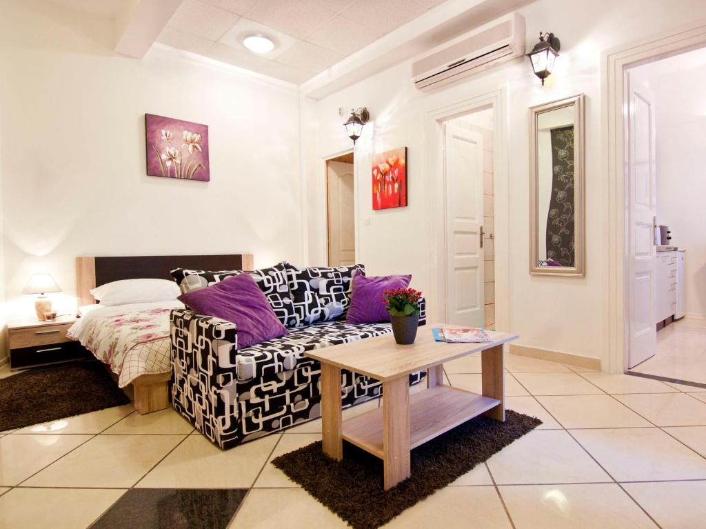 uma sala de estar com um sofá e uma cama em Center Magnifique apartment, OLD TOWN em Split
