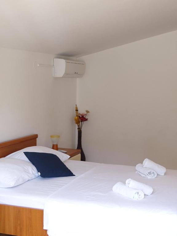 Postel nebo postele na pokoji v ubytování 6-pax Apartment ON THE BEACH - TOP Floor, Great sea view, Parking ensured