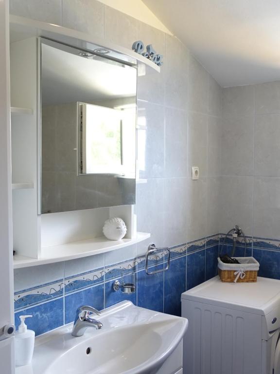 Koupelna v ubytování 6-pax Apartment ON THE BEACH - TOP Floor, Great sea view, Parking ensured