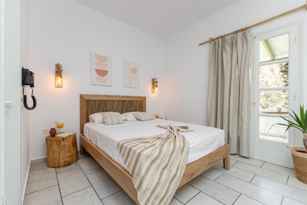 Postel nebo postele na pokoji v ubytování Studios Vrettos Beachfront Hotel