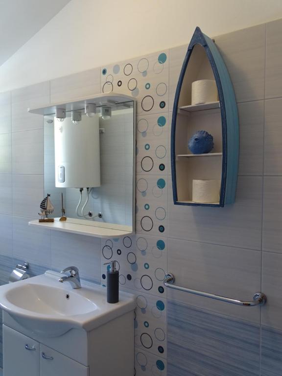 Koupelna v ubytování 6-pax Apartment ON THE BEACH - TOP Floor, Great sea view, Parking ensured