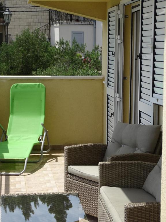 Posezení v ubytování 6-pax Apartment ON THE BEACH - TOP Floor, Great sea view, Parking ensured