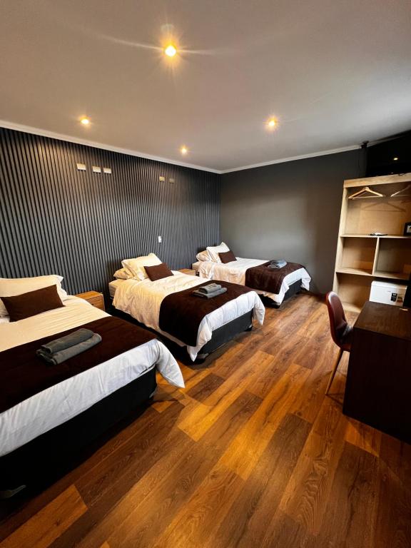 Säng eller sängar i ett rum på Hotel Mackenna