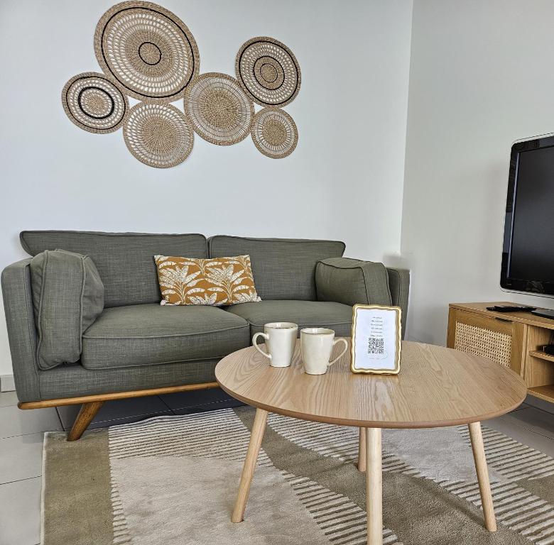 uma sala de estar com um sofá e uma mesa de centro em Superbe Apt 2 ch, terrasse, WIFI, parking gratuit em Toulouse