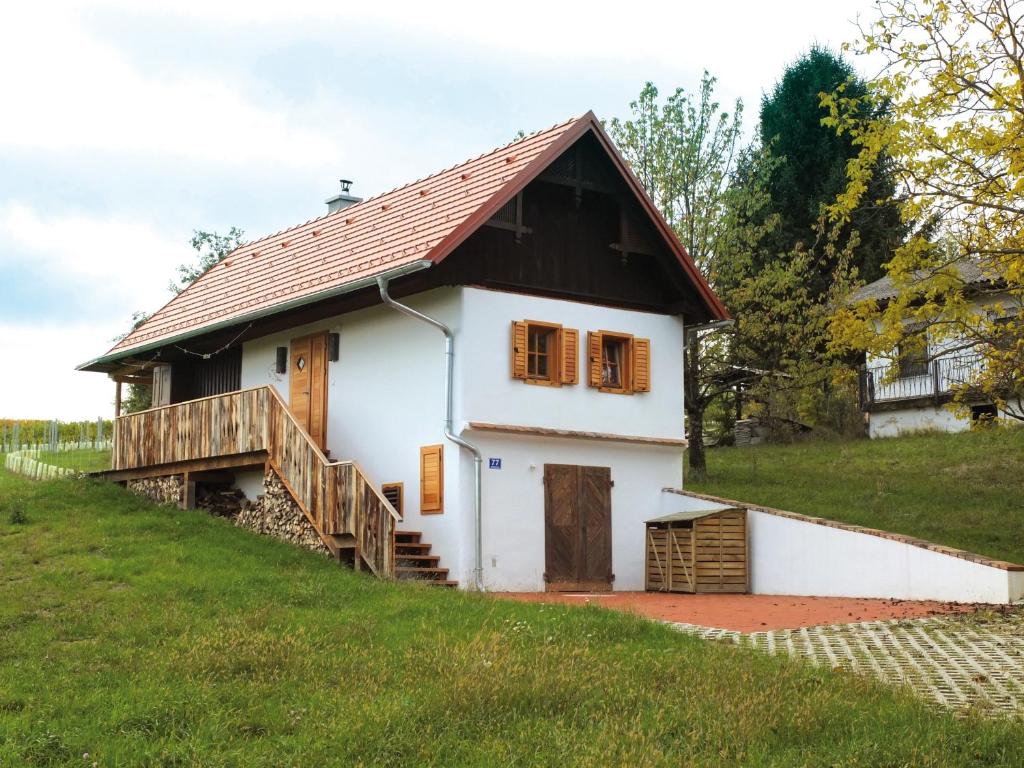 una pequeña casa blanca con techo marrón en Kellerstöckl Berg 77 en Sumetendorf
