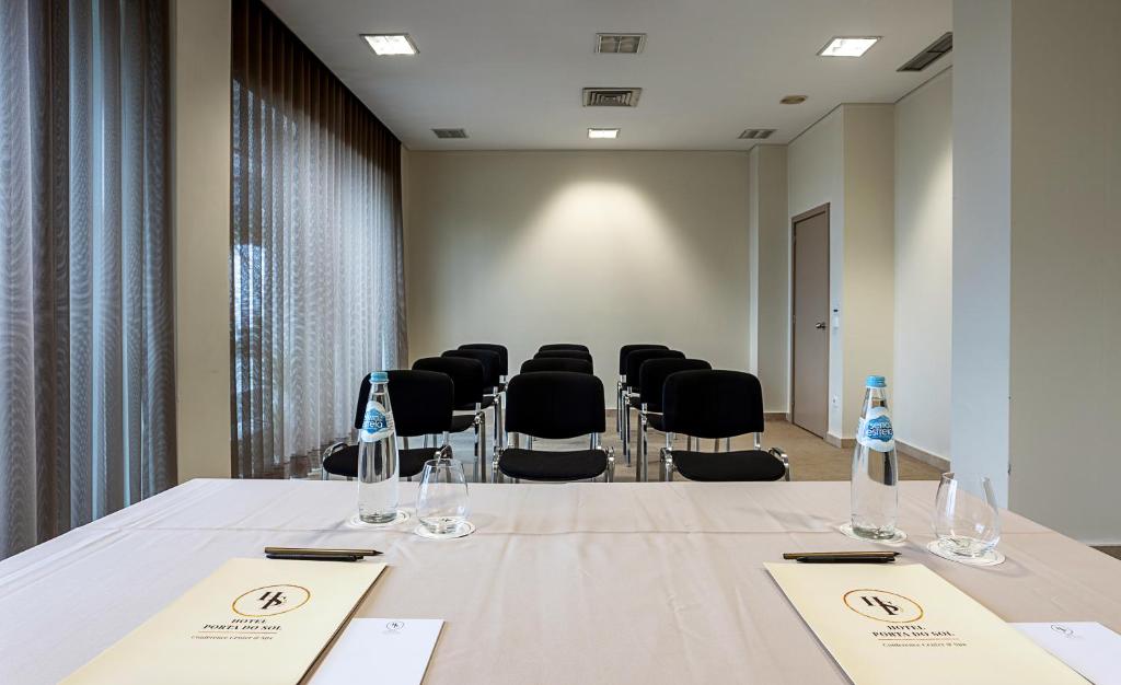 A área empresarial e/ ou a sala de conferências de Hotel Porta do Sol Conference & SPA