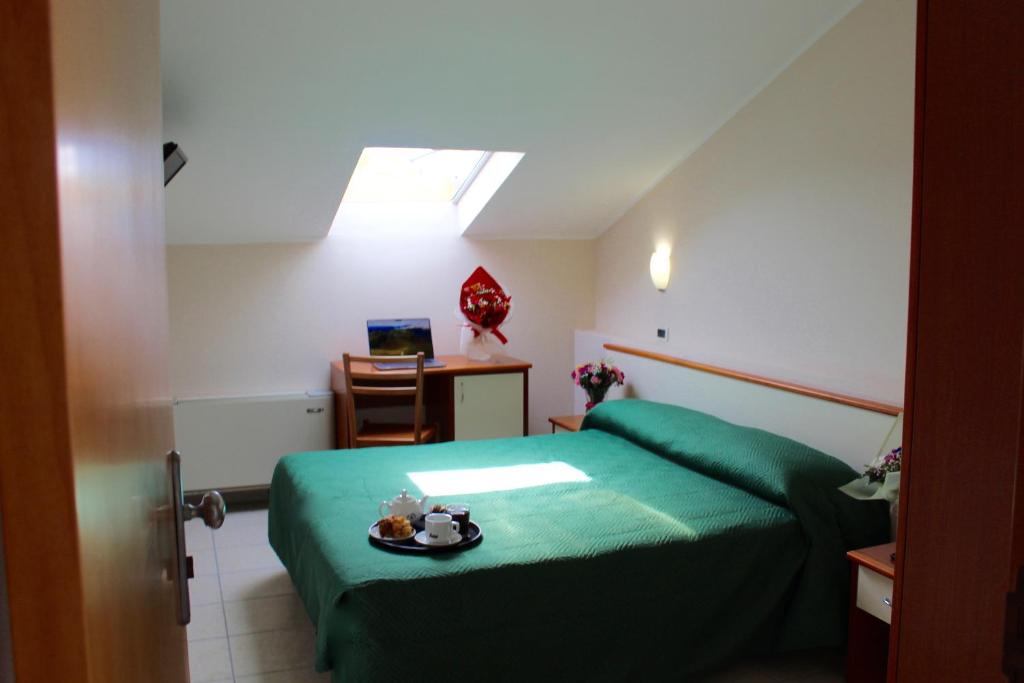 Postel nebo postele na pokoji v ubytování Blue Hotel