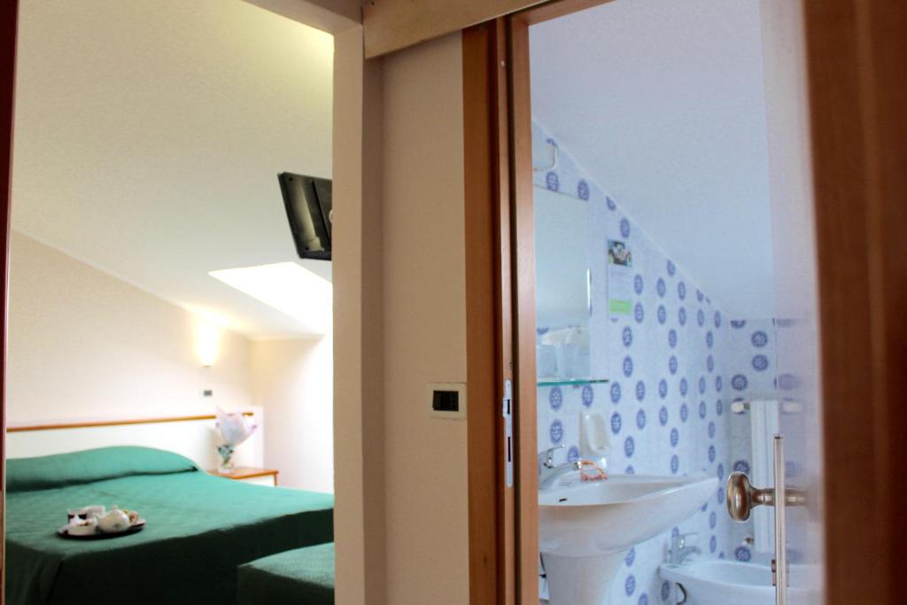 Postel nebo postele na pokoji v ubytování Blue Hotel