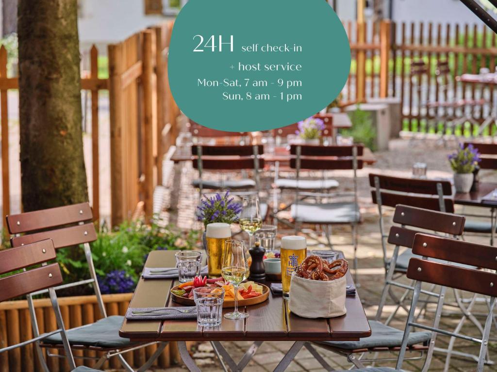 stół z jedzeniem i napojami na patio w obiekcie Classik Hotel Martinshof München Messe w Monachium
