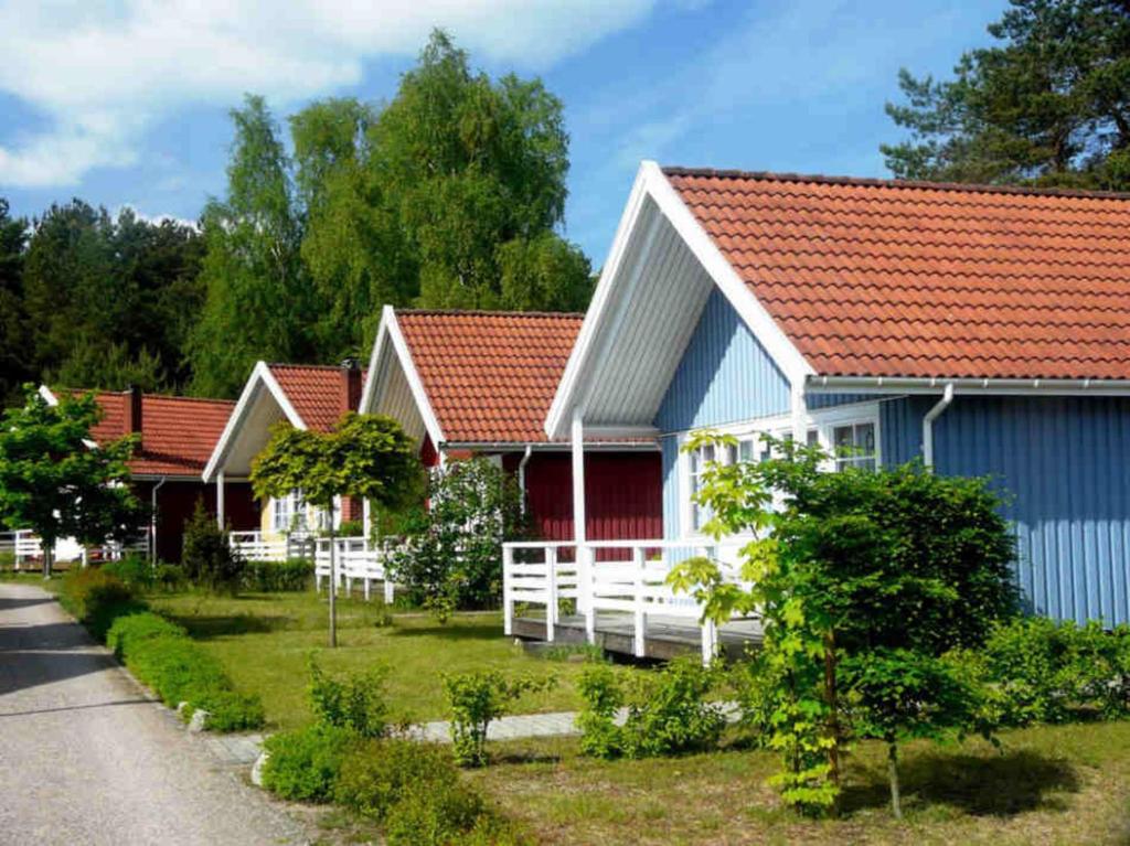 a row of houses with red roofs at Moorfrosch in Userin