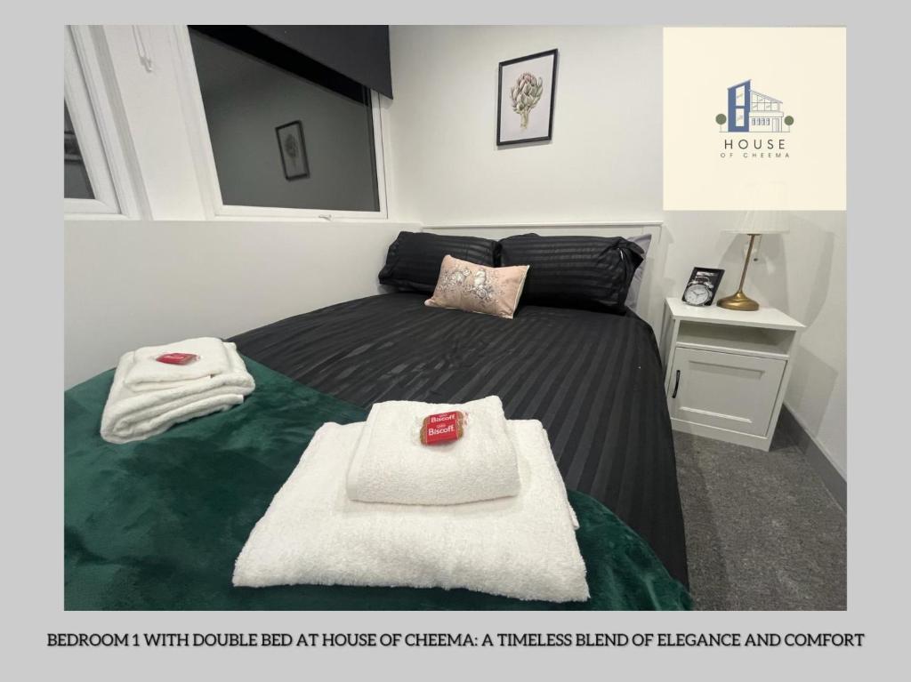 een slaapkamer met een bed met handdoeken erop bij Flat 407 City View Apartment in Yeadon
