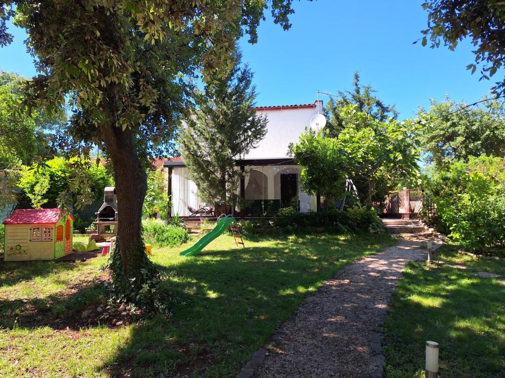 Zdjęcie z galerii obiektu Holiday home Istra w mieście Pavicini