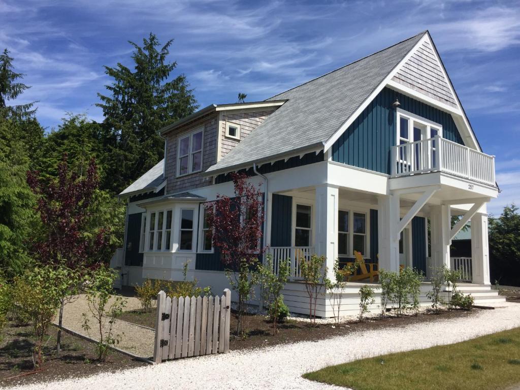 una casa con tetto blu di Good Mooring by Seabrook Hospitality a Pacific Beach